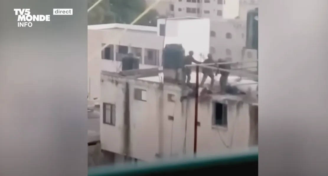 Vidéo choquante des soldats israéliens jettent des corps de Palestiniens d’un immeuble